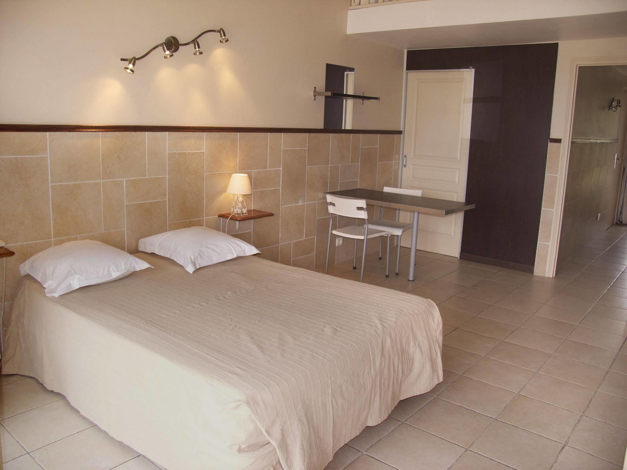 Hotel Et Studios Les Amandiers Saint-Raphaël Zewnętrze zdjęcie