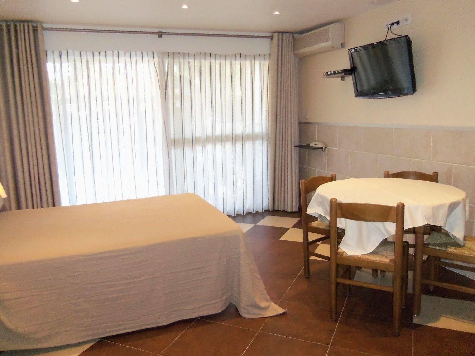 Hotel Et Studios Les Amandiers Saint-Raphaël Zewnętrze zdjęcie
