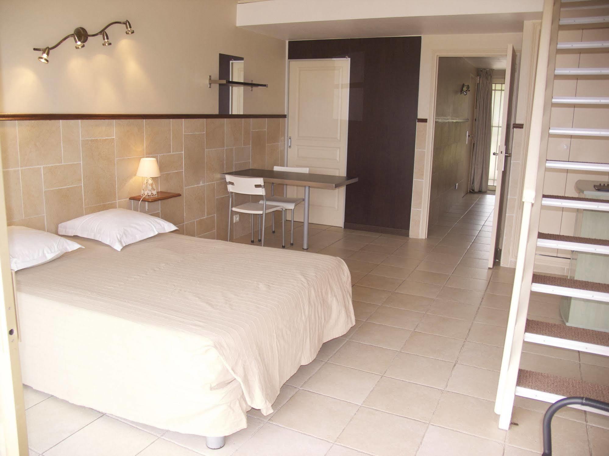 Hotel Et Studios Les Amandiers Saint-Raphaël Zewnętrze zdjęcie